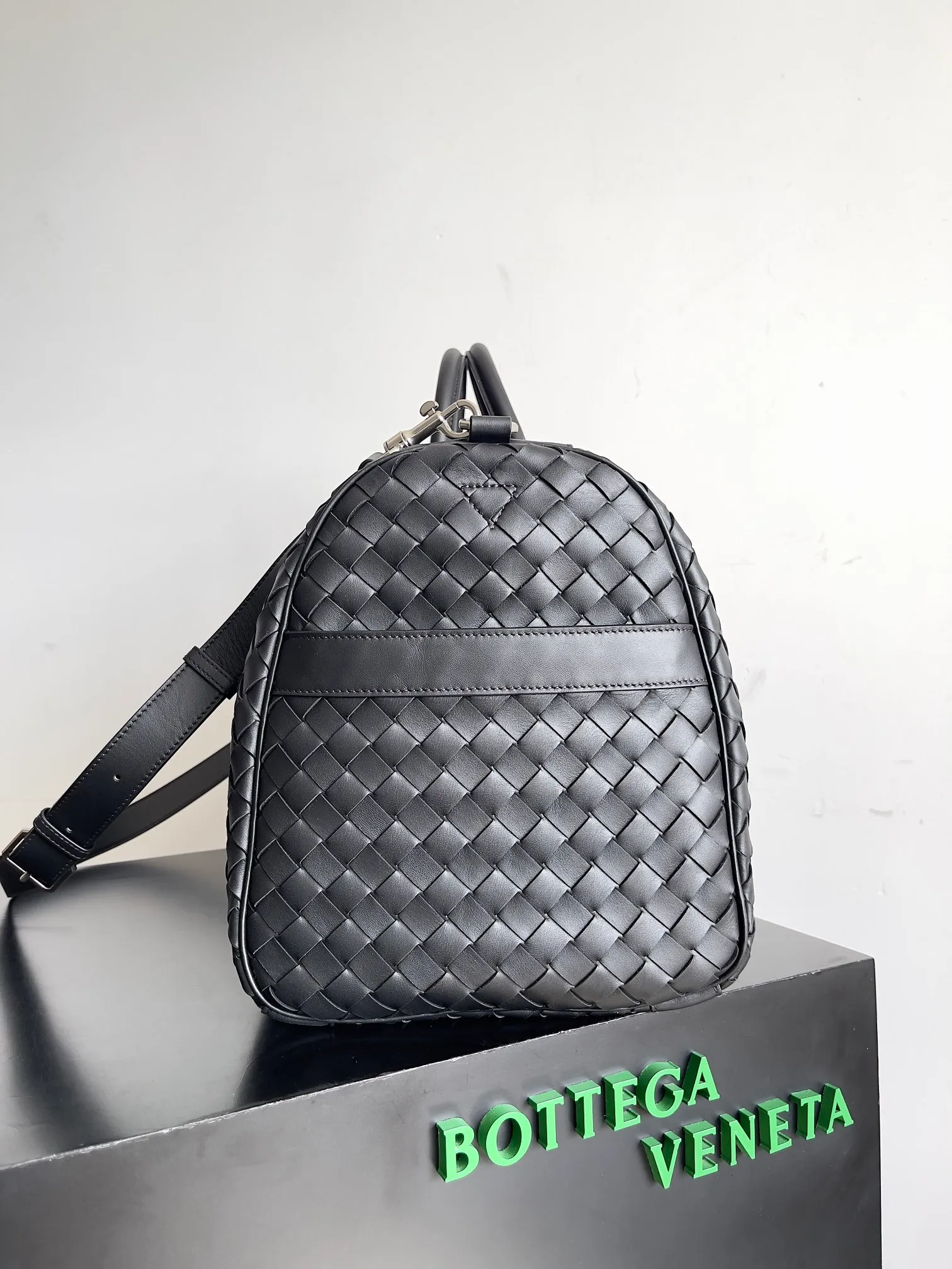 Batch 3560 BV woven large travel bag. A very recognizable travel bag. This travel bag is unique and uses classic weaving technology to make travel exquisite. The large-capacity design meets daily short-distance travel and is very suitable for elites who often travel on business. Style number: 650066 Size: 50*27*24cm